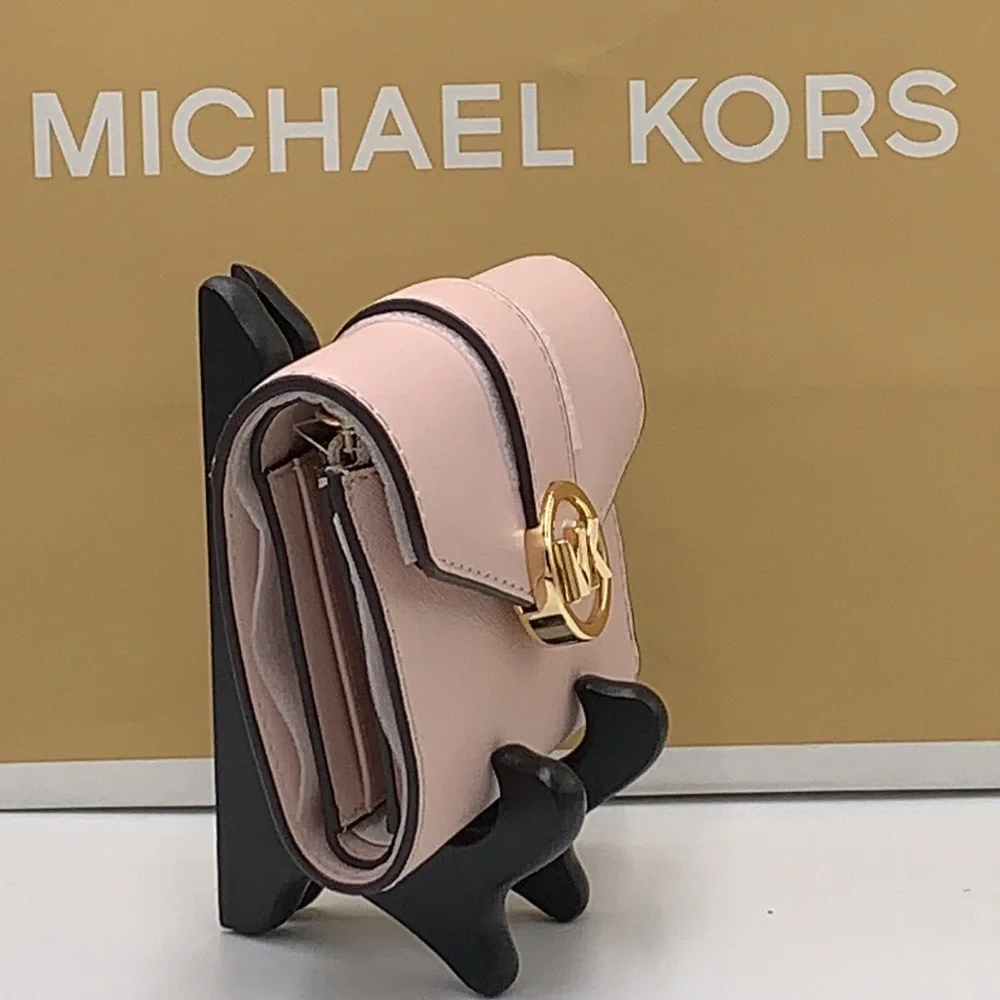 MICHAEL KORS
Carmen Medium Faux Leather Wallet
POWDER BLUSH COLOR - Picture 2 of 11